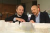 Christoph Richter (links) und Jan Musikowski haben mit den Landschaftsarchitekten der ST raum a. Gesellschaft den Siegerentwurf für das Zukunftszentrum entwickelt. 