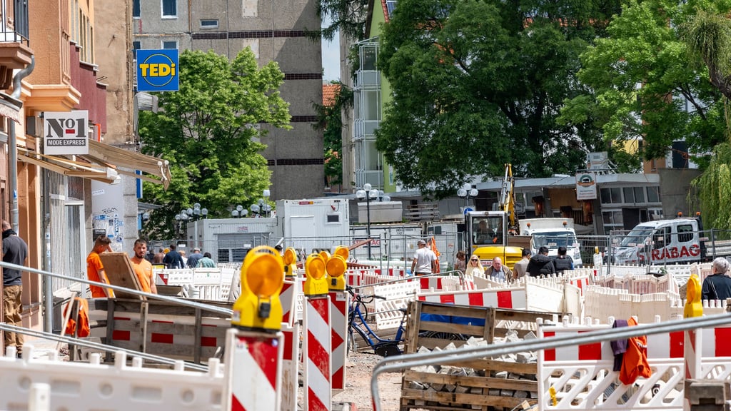 Die Umgestaltung des Breiten Wegs in Halberstadt wird noch mehrere Monaten dauern.