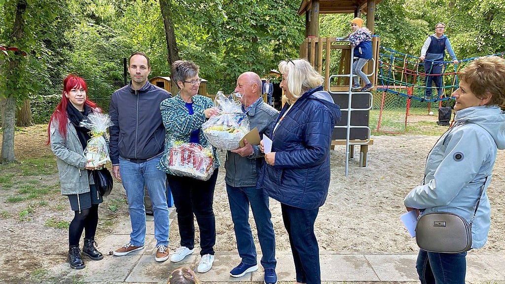 Kita-Leiterin Martina Schmidt (M.) konnte viele Geburtstagsgeschenke für ihre Einrichtung entgegennehmen.