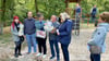 Kita-Leiterin Martina Schmidt (M.) konnte viele Geburtstagsgeschenke für ihre Einrichtung entgegennehmen.