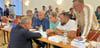 Diskussion in einer Sitzungsunterbrechung: Stadtratsvorsitzender Kai-Michael Neubüser (vorn) und die AfD-Stadträte Marco Diedrich-Wloka, Sebastian Koch, Stefanie Ahlfeld-Bangemann, Simon Lansmann und Kai Uwe Behrens. 