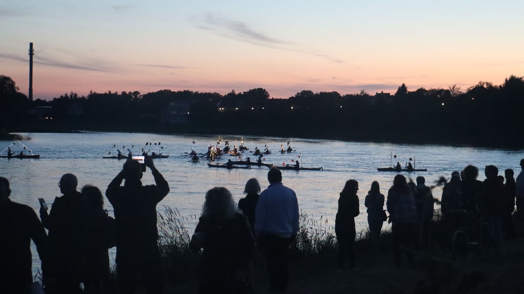 Den Lampionreigen auf der Elbe, der vom Coswiger Kanuverein gestaltet wird, ist eines der Highlights des Stadtfestes.
