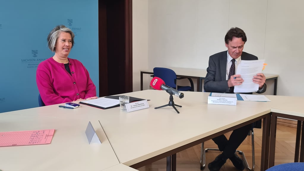 Pressekonferenz mit Innenministerin Tamara Zieschang und Referatsleiter Erstaufnahme, Unterbrimgung und Rückführung im Innenministerium Sachsen-Anhalts.