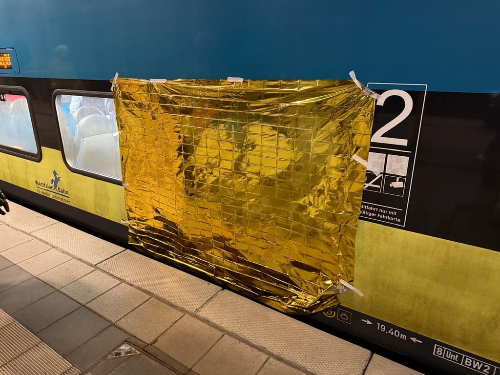 Zum Schutz von Gaffern hat die Feuerwehr die „Einsatzstelle“ am Zug mit Planen verhüllt.
