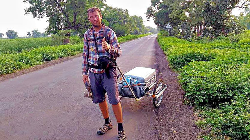 Rico Reißmann irgendwann und irgendwo auf dieser Welt während seiner Tour. Der Handwagen war sein stetiger Begleiter.