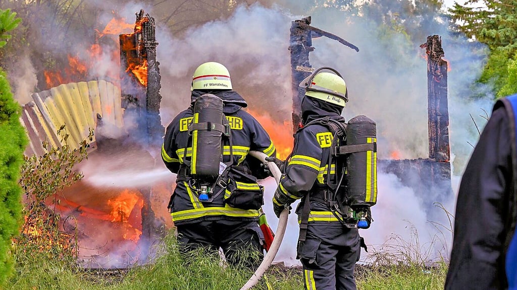 Zwei Feuerwehren haben in der ehemaligen „Hügelplantage“ in Wanzleben einen Laubenbrand gelöscht.