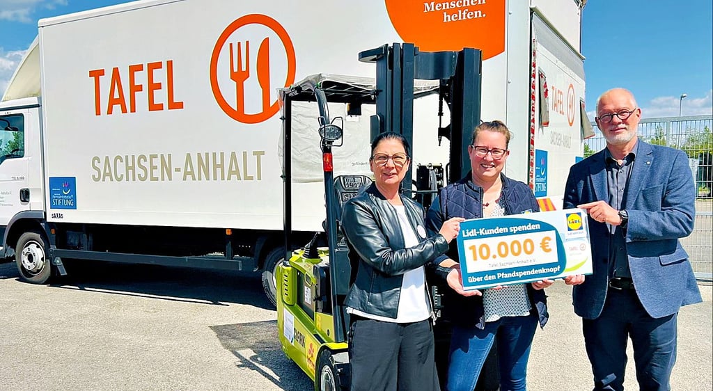 Sarah-Maria Schütz (Mitte) übergab an Kai-Gerrit Bädje und Ines Grimm-Hübner den Scheck über 10.000 Euro.