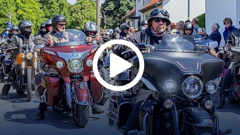 Mario Staats führt – als Präsident der Velsdorfer Freebiker – den Konvoi an. Zahlreiche Schaulustige beobachten den Start.