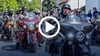 Mario Staats führt – als Präsident der Velsdorfer Freebiker – den Konvoi an. Zahlreiche Schaulustige beobachten den Start.