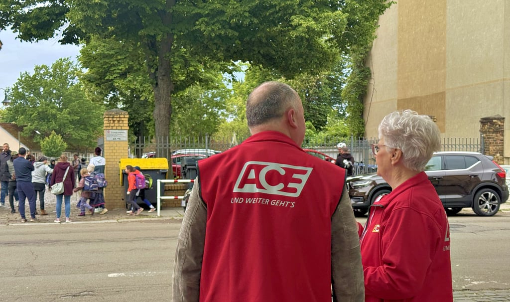 Burkhard Feißel und Sabine Lüders setzen sich ehrenamtlich für sichere Schulwege ein – auch früh am Morgen.