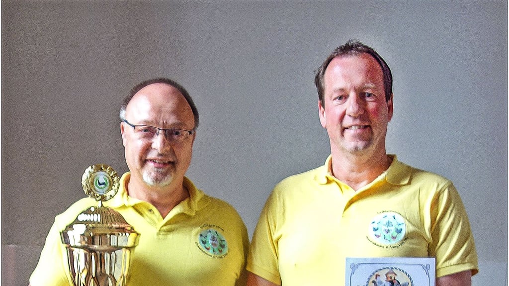 Die Mitglieder des Geflügelvereins Oranienbaum und Umgebung haben Markus König (l.) zu ihrem neuen Vorsitzenden gekürt. Neben ihm Maik Strömer, der die Urkunde für den 1. Platz bei der Vereinsmeisterschaft präsentiert.