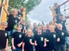 Bereit für das Turnfest: Direktorin Stefanie Bundfuß (Vierte von rechts) mit ihren Schülern der Thomas-Müntzer-Grundschule in Eisleben.