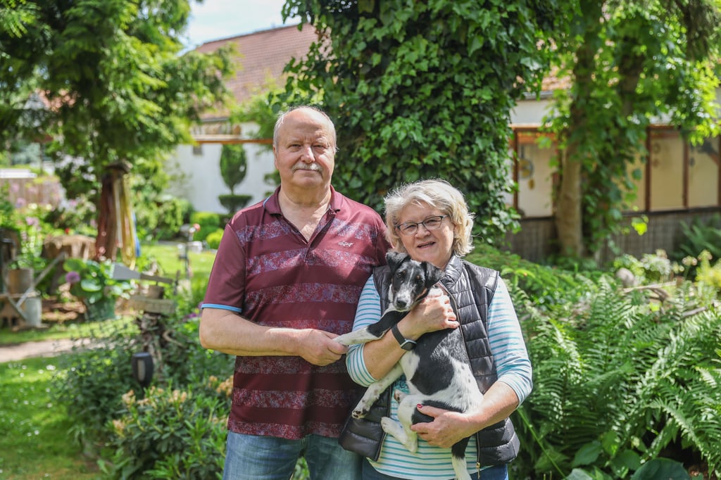 Andreas und Gisela Kohlrausch präsentieren am Tag der offenen Gärten ihre grüne Oase in Teuchern, in der sich auch Foxterrier Roxy pudelwohl fühlt.