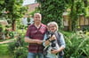Andreas und Gisela Kohlrausch präsentieren am Tag der offenen Gärten ihre grüne Oase in Teuchern, in der sich auch Foxterrier Roxy pudelwohl fühlt.
