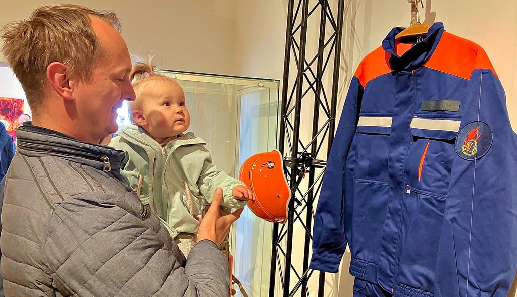 Tom Ehrig und Töchterchen Luisa (gerade ein Jahr alt geworden) sehen sich die Ausstellung an.