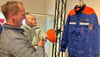 Tom Ehrig und Töchterchen Luisa (gerade ein Jahr alt geworden) sehen sich die Ausstellung an.
