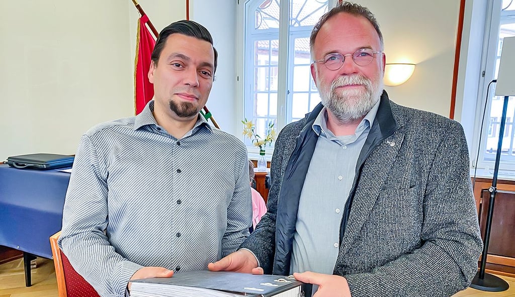 BI-Sprecher Ingolf Arndt (rechts) übergab den dicken Ordner mit den Unterschriftenlisten an Dezernatsleiter Andreas Hensel.
