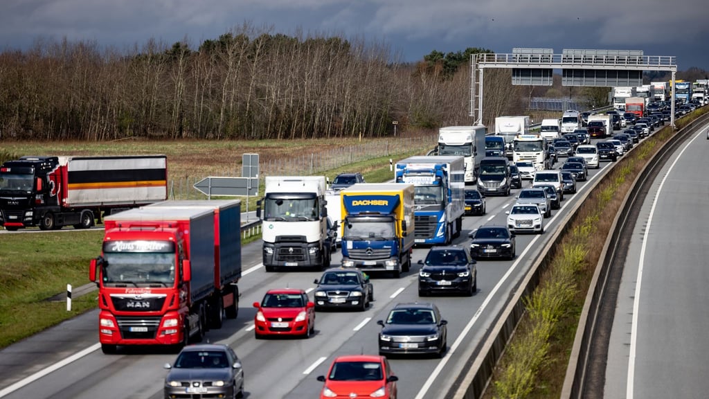 Zum Ferienbeginn in Sachsen-Anhalt rechnen der ADAC sowie die Autobahn GmbH auf einigen Strecken mit Staus.