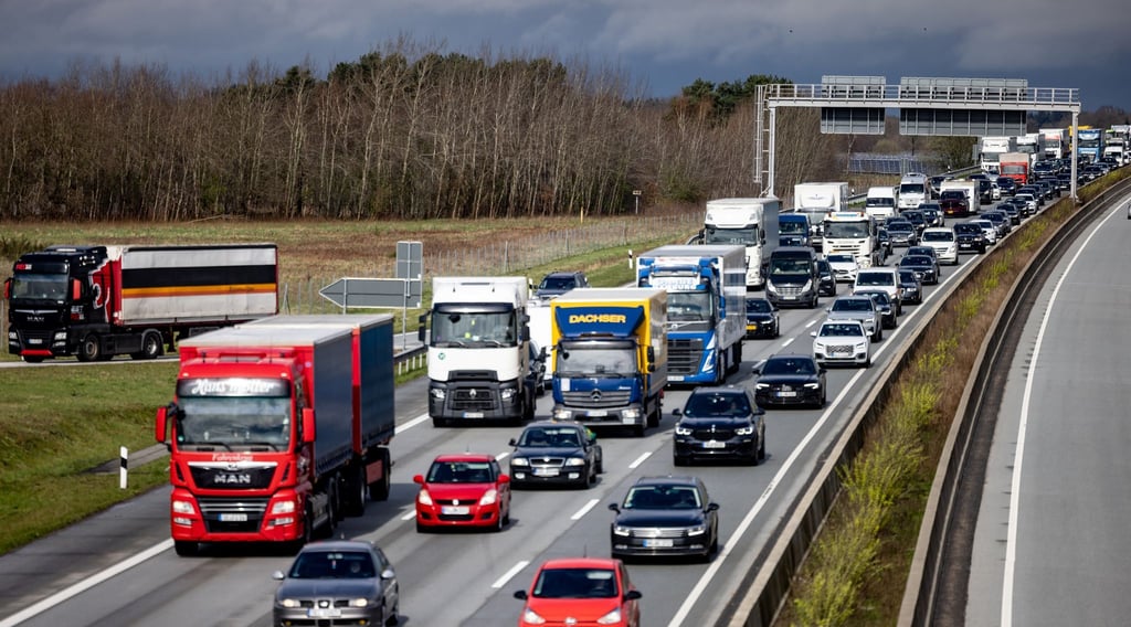 Auf den Straßen im Norden wird es rund um Himmelfahrt und das Wochenende voll. (Archivbild)