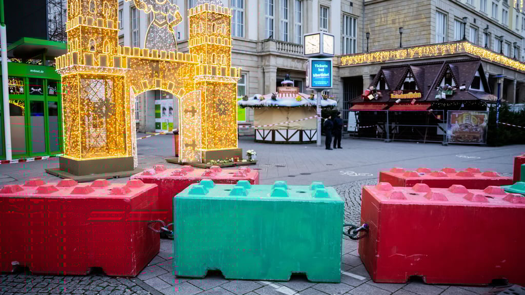 Der Magdeburger Weihnachtsmarkt wenige Meter von der Fußgängerampel entfernt, an der der Attentäter mit seinem Mietwagen durch eine Lücke zwischen Betonsperren auf das Marktgelände fuhr.