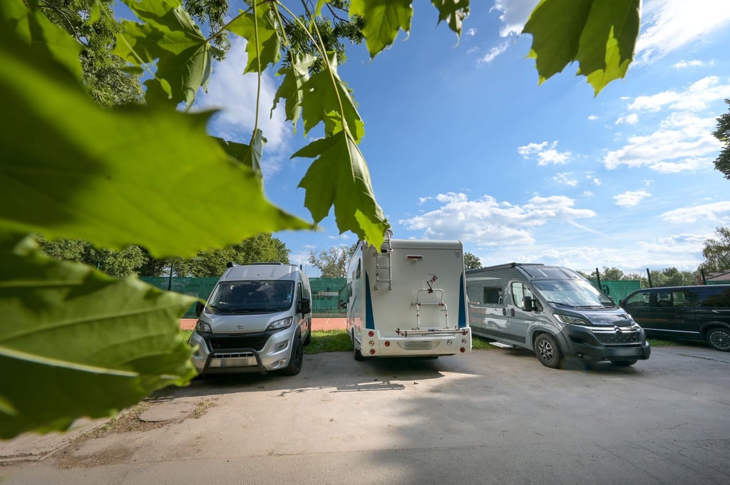 Camper auf einer Stellfläche in Halle.