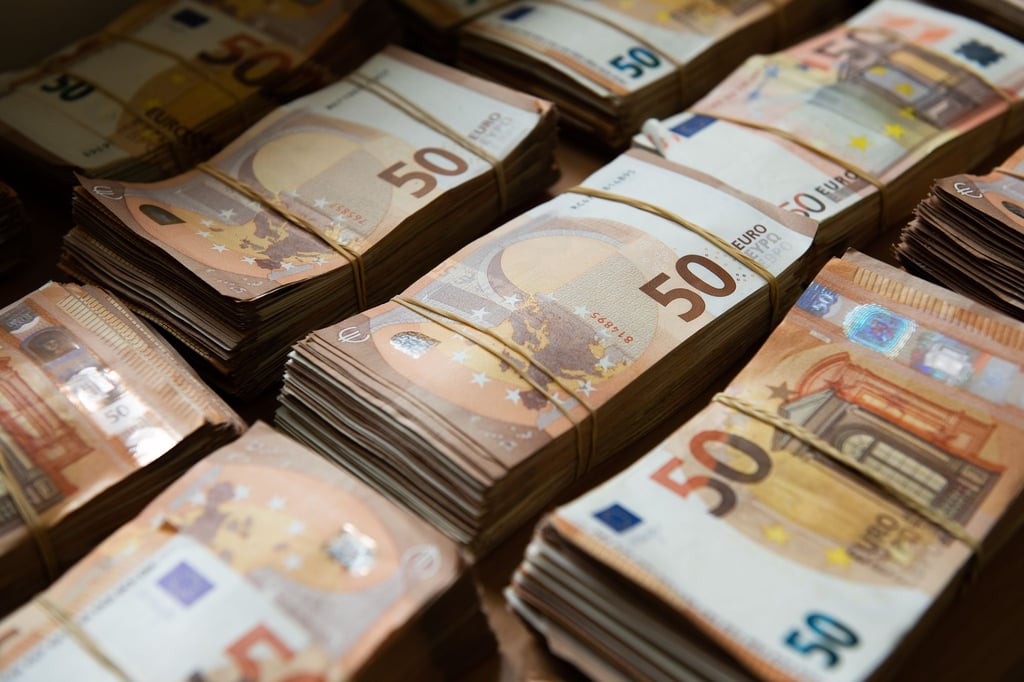 Die Linken verlangen eine angemessene Beteiligung von Spitzenverdienern an der Finanzierung der Sozialsysteme. (Symbolbild)