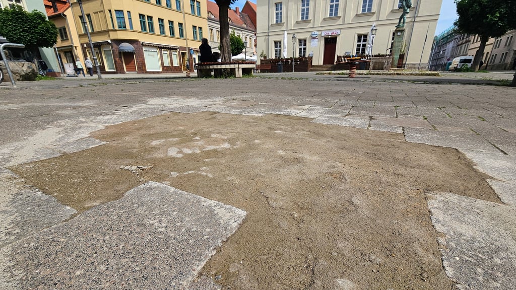 Nur ein Provisorium? Weil die eigentlichen Platten nicht mehr verfügbar sind, wurde die Fläche auf dem Ascherslebener Holzmarkt mit Beton verfüllt.