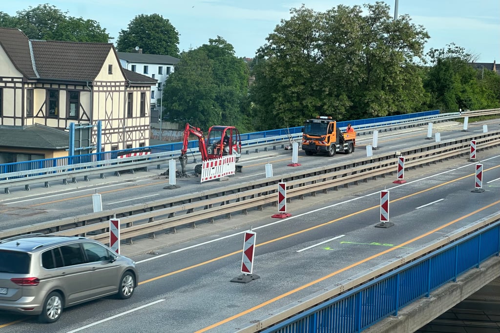 Bagger und Baufahrzeuge sind angerückt: Auf der Magdeburger Ringbrücke, die über die Halberstädter Straße führt, wurde am Dienstag, 27. Mai 2025, mit der Tiefenprüfung begonnen.