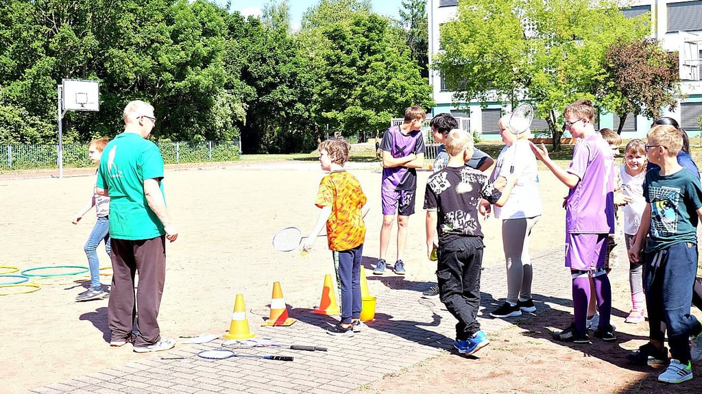 Diese Station der Sportveranstaltung soll Geschicklichkeit trainieren: Die Schüler versuchen, mit dem Federball die richtige Stelle zu treffen.