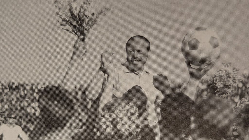Heinz Krügel wird am 28. Mai 1967 nach dem 1:1 gegen Post Neubrandenburg auf Schultern getragen.&nbsp;