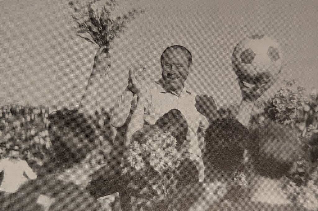 Heinz Krügel wird am 28. Mai 1967 nach dem 1:1 gegen Post Neubrandenburg auf Schultern getragen.