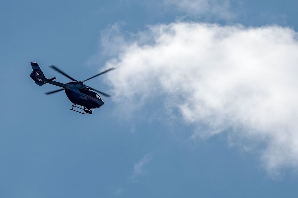 Weil die Suche nach dem vermissten Elfjährigen zunächst erfolglos blieb, wurde ein Polizeihubschrauber angefordert. (Archivbild)