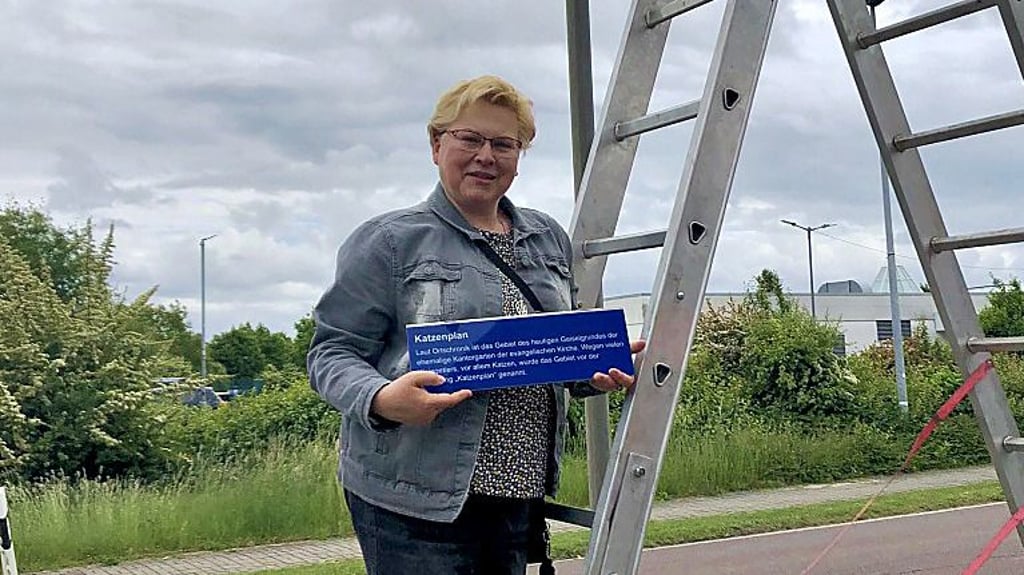 Antje Trommer war Patin für das neue Erklärschild „Katzenplan“ in Beuna.