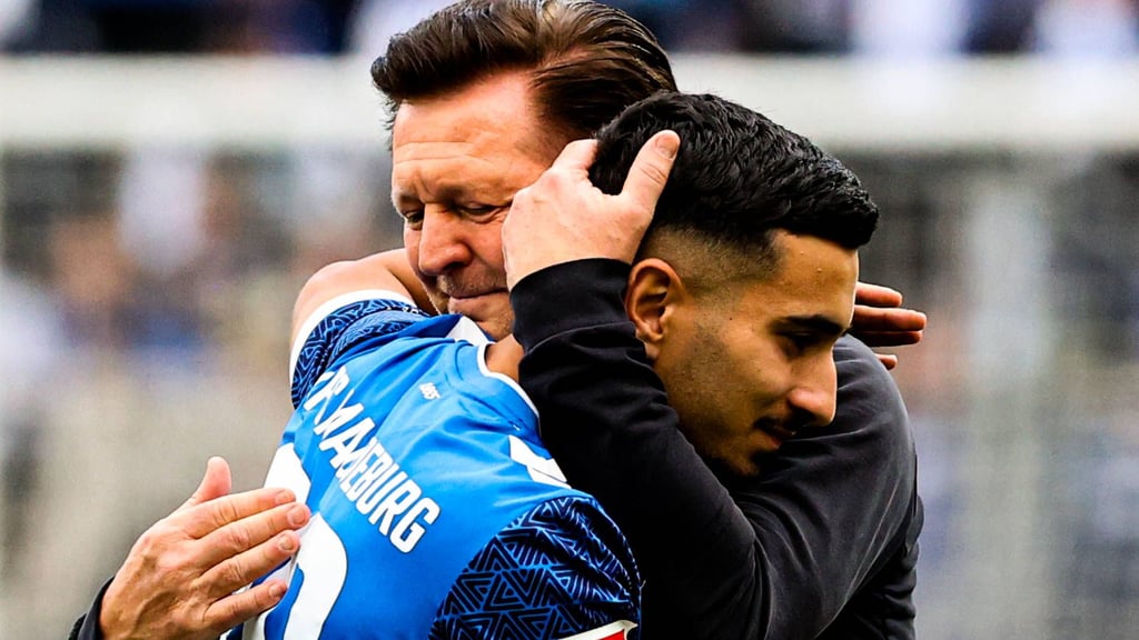 Livan Burcu bei seinem Abschied vom 1. FC Magdeburg: Arm in Arm mit FCM-Cheftrainer Christian Titz.