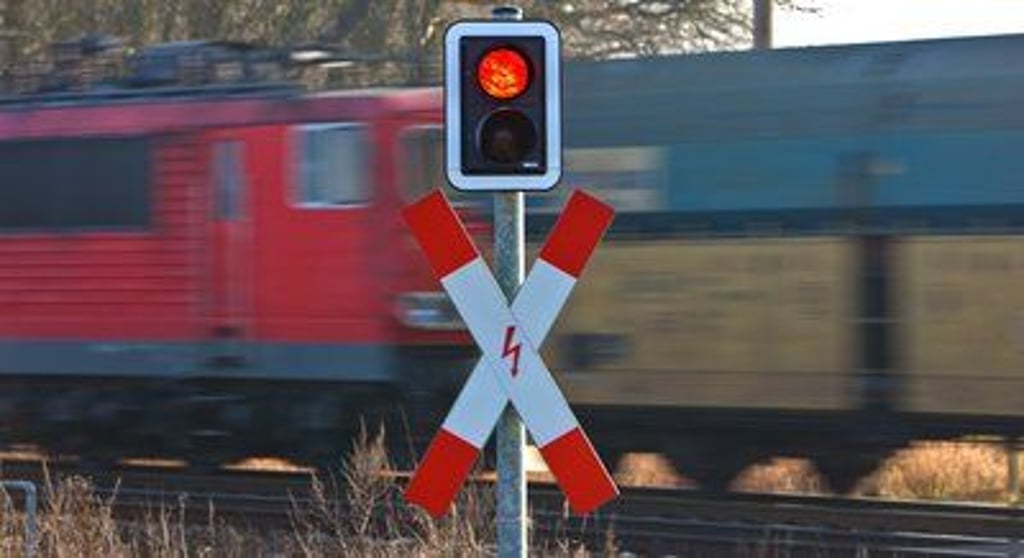 In Zerbst wäre ein Mann beinahe von einem Güterzug überrollt worden.