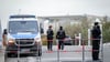 Auch im vergangenen Jahr kam es beim Selenskyj-Besuch zu Verkehrseinschränkungen - hier eine Absperrung im Regierungsviertel. (Archivbild)