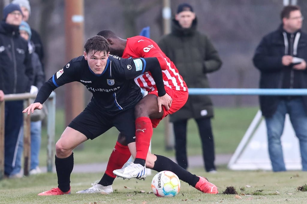 Richard Meier (li., noch im Trikot vom 1. FC Magdeburg) im Duell gegen Malik Talabidi (FSV Zwickau) bei einem Testspiel im Dezember 2022.