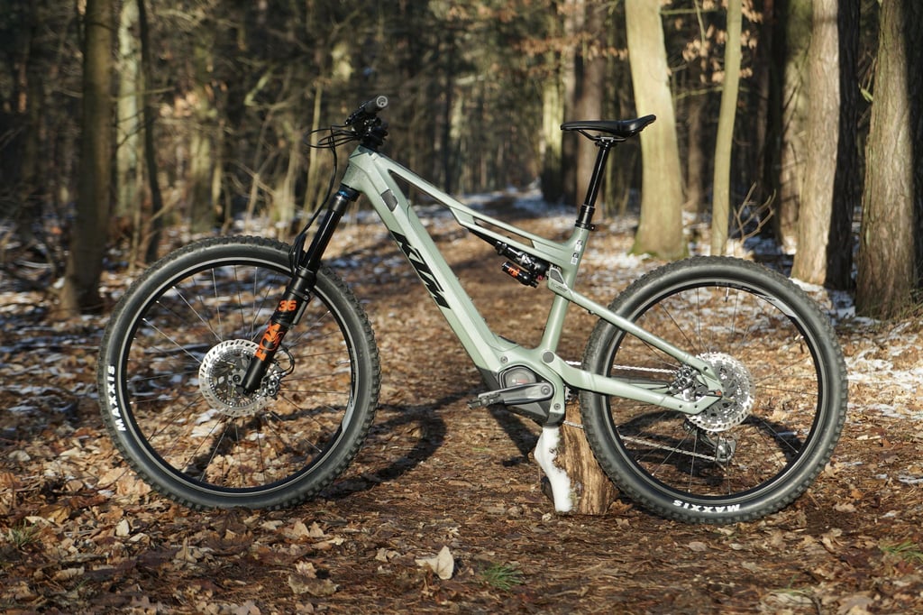Das KTM ist ein sogenanntes Mullet-Bike - vorn ist das Laufrad größer (29 Zoll), während hinten ein kleineres rotiert (27,5 Zoll). Mit diesem Set-up soll im Gelände mehr Laufruhe mit besserer Wendigkeit verbunden werden.