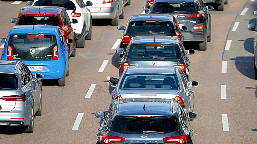 Zu Himmelfahrt droht Stau und stockender Verkehr auf der A9. Autofahrer sind dann verpflichtet, eine Rettungsgasse zu bilden, damit Polizei, Feuerwehr und Rettungskräfte schnell ihren Einsatzort erreichen können.