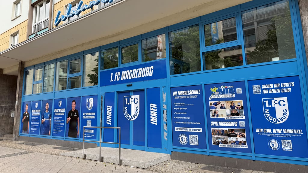 Bereits seit einigen Wochen erstrahlt der Eingang der Wobau-Galerie in den Farben Blau-Weiß. Im Juni startet hier eine große Ausstellung über den 1. FC Magdeburg.