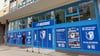 Bereits seit einigen Wochen erstrahlt der Eingang der Wobau-Galerie in den Farben Blau-Weiß. Im Juni startet hier eine große Ausstellung über den 1. FC Magdeburg. 
