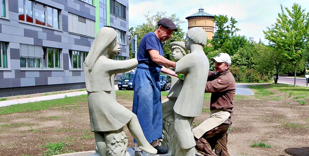 Steinmetz Uwe Schön (li.) und sein Mitarbeiter Stephan Röder bauen das Kunstwerk wieder auf.