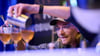 Wladimir Reichert von der erst kürzlich eröffneten Bar „Studio“ in Zürich mixt seinen Gewinner-Cocktail „Unruh“.