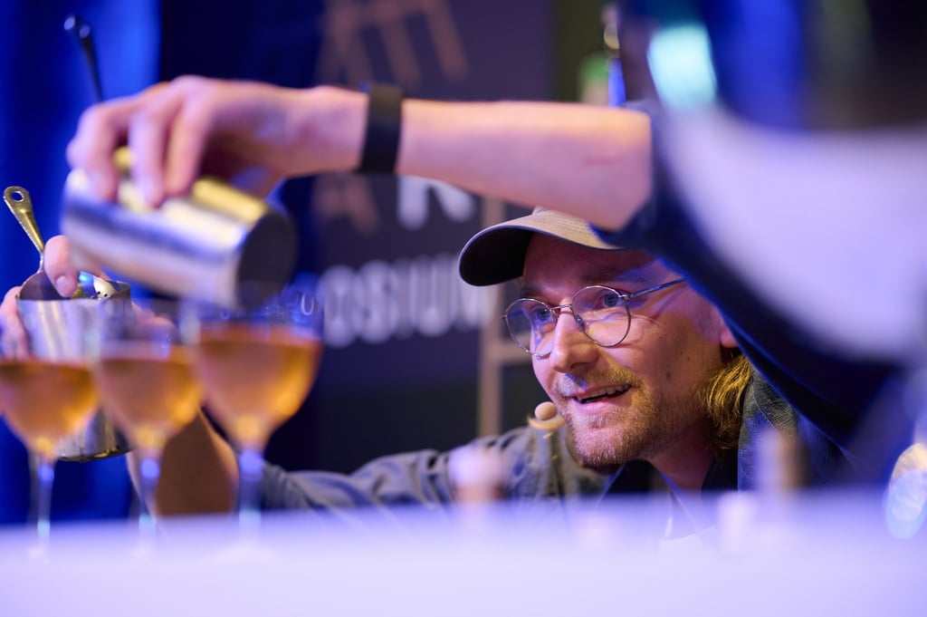 Wladimir Reichert von der erst kürzlich eröffneten Bar „Studio“ in Zürich mixt seinen Gewinner-Cocktail „Unruh“.