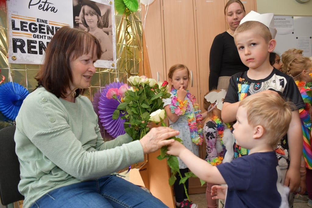 Die Leiterin der Magdeburger Kita Bussi Bär, Petra Kreuziger, wurde von den Kindern in den Ruhestand verabschiedet.