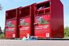 Die Klappen der von FWS betriebenen Altkleidercontainer am Kaufland-Markt  in Köthen sind geteilt, was als Schutz gegen den Einstieg dienen soll.  Auch hier liegt jedoch Unrat davor. Die Klappen der bunten Container unten im Bild seien leicht zu umgehen und begünstigten Diebstähle, so die FWS. 