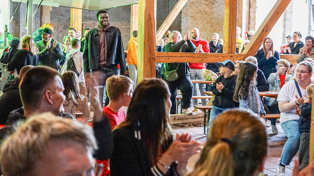 Bei der Aufstiegsfeier der SBB Baskets in der Museumsscheune gab es viel Beifall, unter anderem für Fabien Kondo, der im Team bleibt.