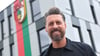 Der neue Trainer Sandro Wagner posiert vor der Geschäftsstelle des FC Augsburg.