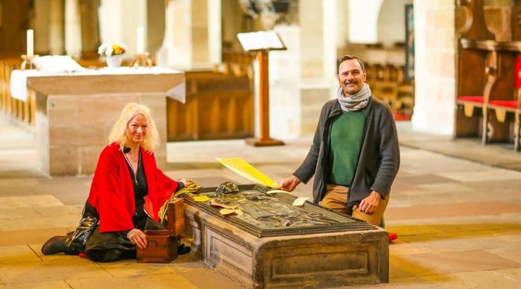 Am Grab des Gegenkönigs im Dom zu Merseburg: Beate Tippelt und Danny Manthei von den Vereinigten Domstiftern, zu deren Bildungsangeboten das Projekt zählt.