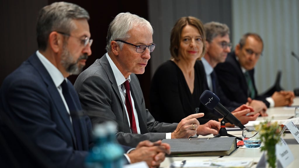 Wie umgehen mit Rechtsreferendaren, bei denen Zweifel an der Verfassungstreue besteht? Unter anderem mit dieser Frage haben sich die Präsidentinnen und Präsidenten der Oberlandesgerichte, des Kammergerichts, des Bayerischen Obersten Landesgerichts und des Bundesgerichtshofs bei ihrer Jahrestagung in Weimar beschäftigt.